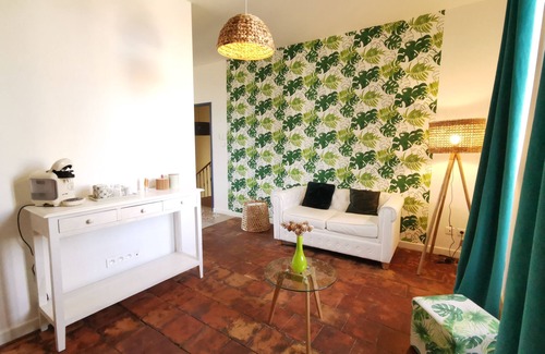 Orange House | Top-Rated Effets Personnels with Breakfast & Family-Friendly Fun