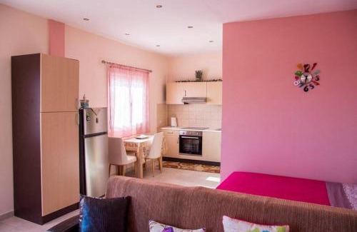 Zakharo Apartment | Elegant Efi's Home: Family-Friendly Retreat with Top Ratings