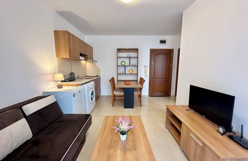 Chaika Apartment | Oceanfront Efir 2 - Menada Apartments with Pool & Breakfast