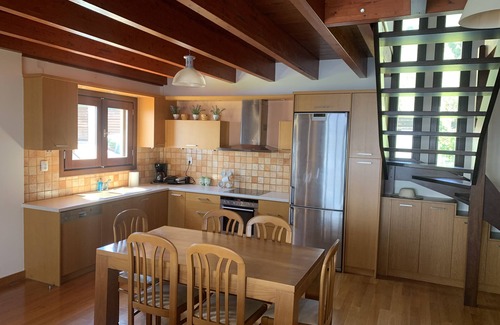 Paralia Porovitsis Villa | Seaside Comfort at Efmelia with Breakfast & Kitchen Access