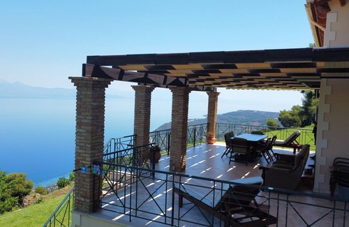 Paralia Porovitsis Villa | Seaside Comfort at Efmelia with Breakfast & Kitchen Access