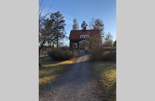 Lindesberg Villa | Cozy Villa on Egen Islandshästgård with Hot Tub & Kitchen