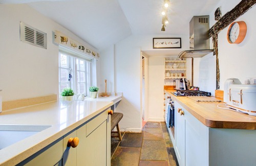 Crondall Cottage | Welcoming Eglantine Country Cottage: Pet-Friendly Retreat