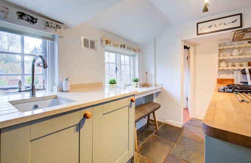 Crondall Cottage | Welcoming Eglantine Country Cottage: Pet-Friendly Retreat