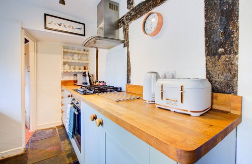 Crondall Cottage | Welcoming Eglantine Country Cottage: Pet-Friendly Retreat