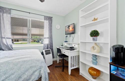 Central Oakland Park House | Egrets Den - Cozy studio with centrally located in charming Oakland Park