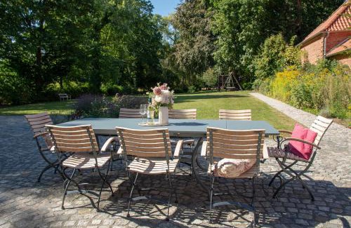 Sierksdorf House | Elegant Ehemaliges Gutshaus Oevelgönne: Pet & Child Friendly