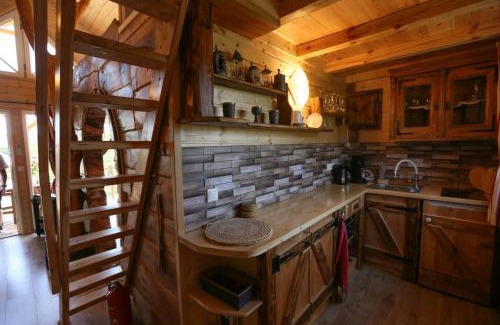 Mesteri Apartment | Discover EHM Baumhaus Chalet: Pet & Child Friendly Retreat