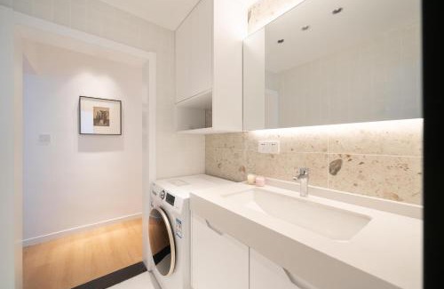 Huangpu Apartment | EHUB - Super Luxury Apt at the Bund Area with Big Balcony, Surrounded by Shopping & Dining