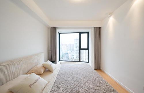 Huangpu Apartment | EHUB - Super Luxury Apt at the Bund Area with Big Balcony, Surrounded by Shopping & Dining