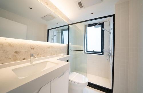 Huangpu Apartment | EHUB - Super Luxury Apt at the Bund Area with Big Balcony, Surrounded by Shopping & Dining