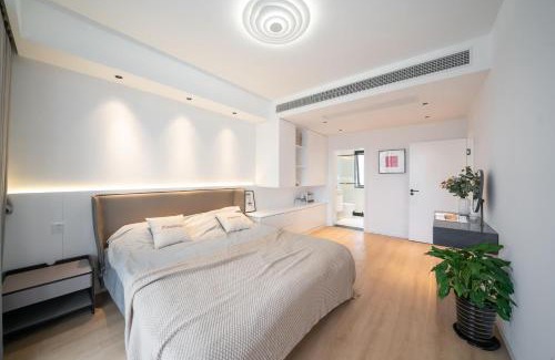 Huangpu Apartment | EHUB - Super Luxury Apt at the Bund Area with Big Balcony, Surrounded by Shopping & Dining