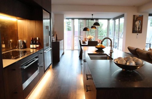 Queenstown City Centre Cabin | Elegant Eichardt's Private Hotel: Spa & Hot Tub Retreat