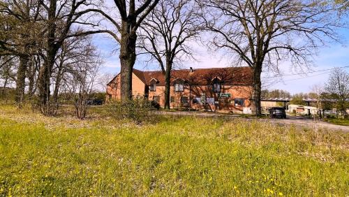Gross Koeris Hotel | Cozy Eichenhof Hotel Garni: Family-Friendly with Hot Tub