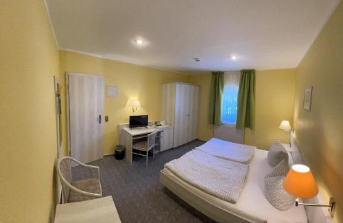 Gross Koeris Hotel | Cozy Eichenhof Hotel Garni: Family-Friendly with Hot Tub