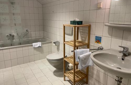 Gross Koeris Hotel | Cozy Eichenhof Hotel Garni: Family-Friendly with Hot Tub