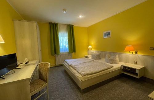 Gross Koeris Hotel | Cozy Eichenhof Hotel Garni: Family-Friendly with Hot Tub