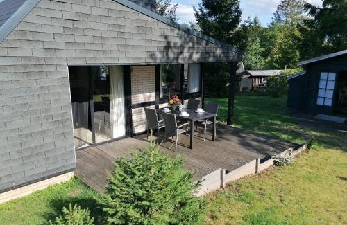 Ferienhausgebiet Hillenseifen House | Inviting Eifel Residence 2: Family-Friendly with Pool Access