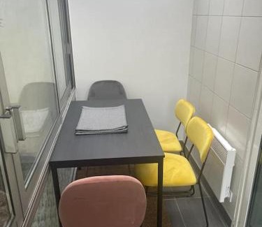Quartier de Javel Apartment | Tranquil Stay at Cosy Daisy Near Eiffel Tower - 10/10 Rated
