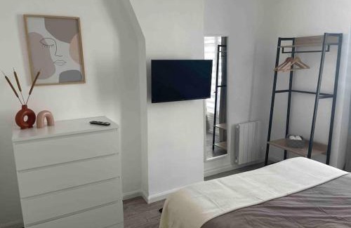 Quartier de Javel Apartment | Enchanting Eiffel Tour Retreat for Family-Friendly Getaways