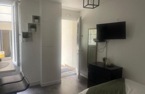 Quartier de Javel Apartment | Cosy Stay at Eiffel Tour Oliver - Family-Friendly Retreat