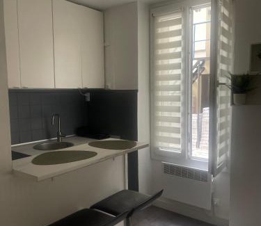 Quartier de Javel Apartment | Cosy Stay at Eiffel Tour Oliver - Family-Friendly Retreat