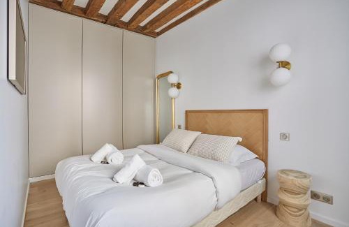 7th Arrondissement Apartment | Discover the Eiffel Tower Apartment: 4-Star Family Retreat