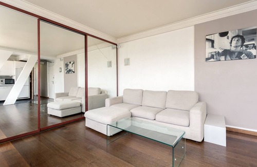 16th Arrondissement Apartment | Charming Eiffel Tower Apartment with Terrace and Pool