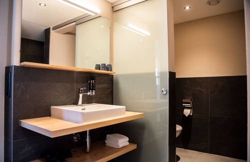Grindelwald Hotel | Experience Eiger Lodge Chic: Guest Rated 9.4 with Spa & Pool