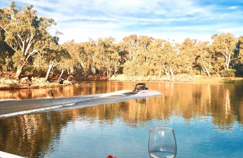 Eildon Hotel | Inviting Eildon Parkview Motor Inn with Kitchen & Accessibility