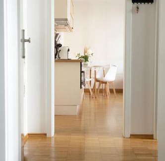 Coburg Apartment | Cozy Studio Near Train Station with Netflix & Family-Friendly Amenities