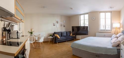 Coburg Apartment | Cozy Studio Near Train Station with Netflix & Family-Friendly Amenities