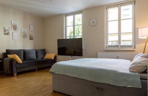 Coburg Apartment | Cozy Studio Near Train Station with Netflix & Family-Friendly Amenities