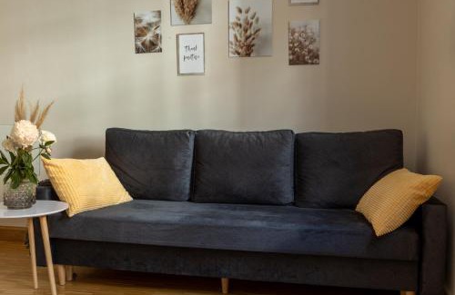 Coburg Apartment | Cozy Studio Near Train Station with Netflix & Family-Friendly Amenities