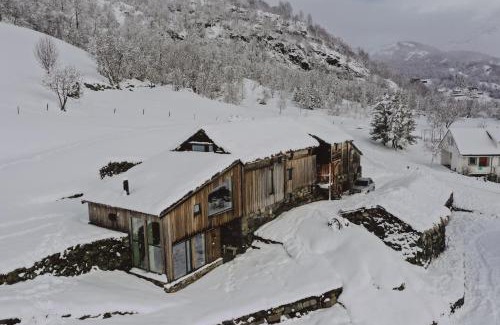 Roldal House | Unique Barn Retreat in Røldal - Family Friendly Escape