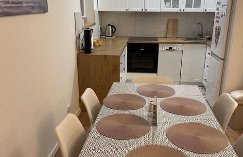 Lagow House | Cozy Family Retreat: 600m to Lake & Pet-Friendly Stay