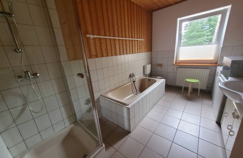 Dabel House | Family-Friendly Getaway with Pets by the Lakeside