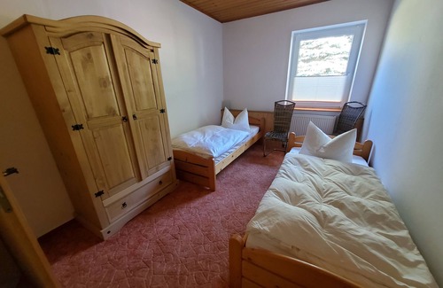 Dabel House | Family-Friendly Getaway with Pets by the Lakeside