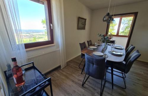 Dettingen unter Teck Apartment | Einssein-Bergfried 120 qm Apartments mit Terrasse und Panoramablick