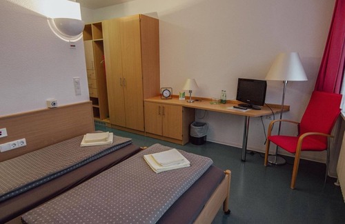 Dorfstadt House | Comfortable Einzelzimmer with Balcony at Green Night Hotel