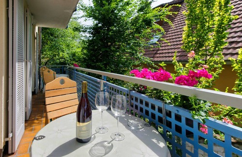 Staufen im Breisgau Apartment | Cozy Single Room with Private Bath & Breakfast Included