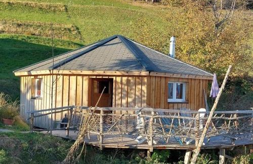 Sundlauenen House | Unique Wooden Cabin: Family & Pet Friendly Retreat