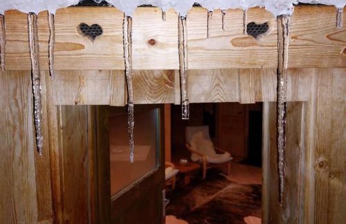 Sundlauenen House | Unique Wooden Cabin: Family & Pet Friendly Retreat