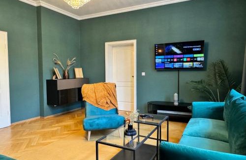 Halle Apartment | RebelRents: Stylish Design with Smart TV & Kitchen Amenities