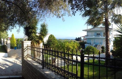 Zalongo Apartment | Top-Rated Eirini House with Ocean View & Pet-Friendly Stay
