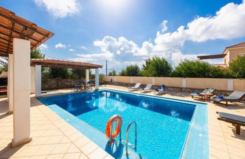 Kefalas Villa | Tranquil Stay at Ekklisies Tria with Pool & Family-Friendly Amenities