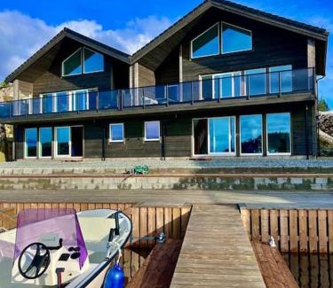 Selbjorn House | Exclusive Rorbu Retreat - Havblikk with Boat Rentals