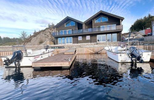 Selbjorn House | Exclusive Rorbu Retreat - Havblikk with Boat Rentals