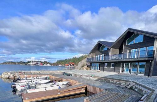 Selbjorn House | Exclusive Rorbu Retreat - Havblikk with Boat Rentals