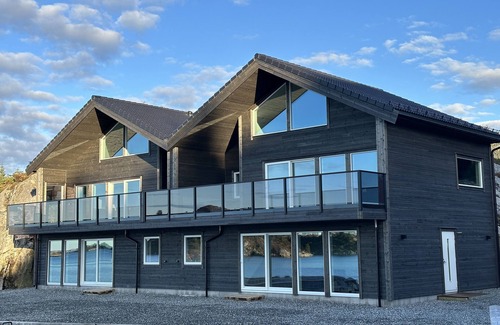 Selbjorn House | Exclusive Rorbu Havblikk 2 with Spa and Pet-Friendly Amenities